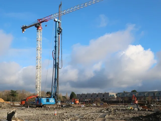 Cölöpverő berendezés és toronydaru alapozási munkaterületen